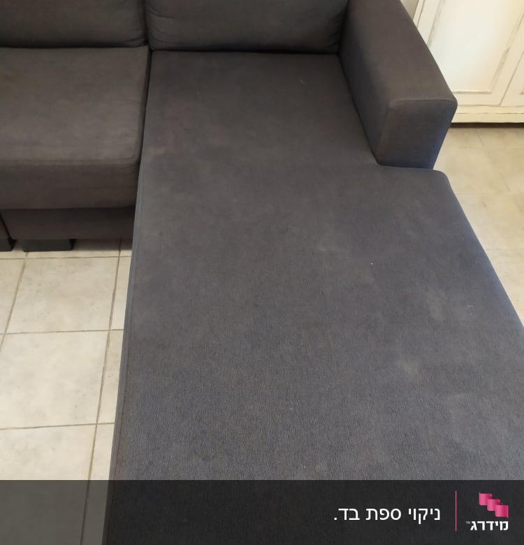 ספה אפורה עם כתמים על הריפוד